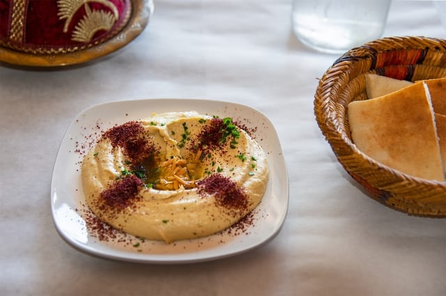 Hummus, pita & crudités.
